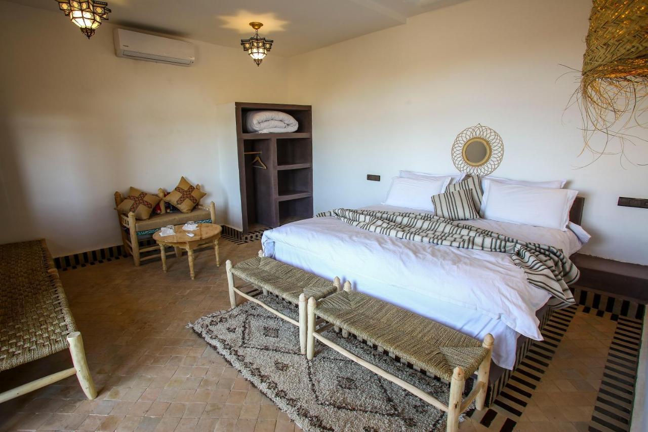 Riadsuerteloca Merzouga Hassilabied Екстериор снимка A bedroom in a luxury desert camp