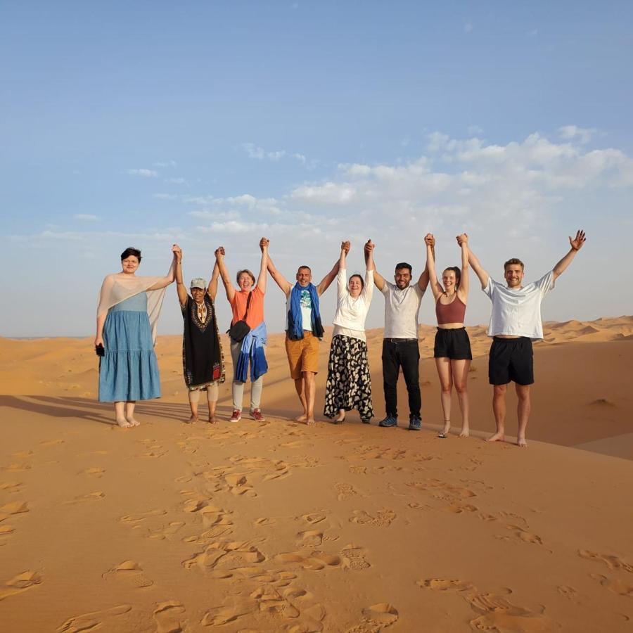 Riadsuerteloca Merzouga Hassilabied Екстериор снимка The cast of the film in the desert