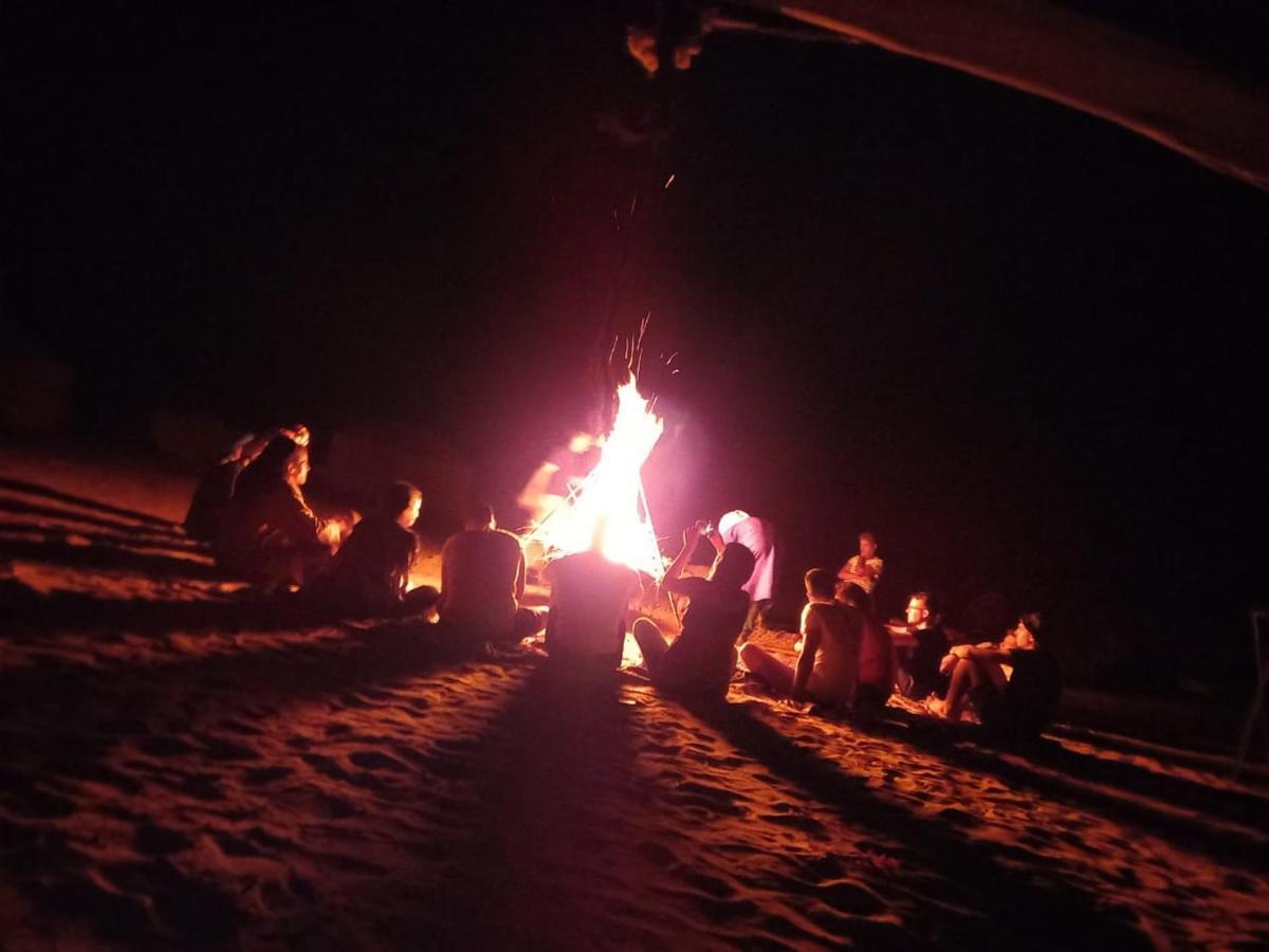 Riadsuerteloca Merzouga Hassilabied Екстериор снимка A campfire at the 2007 World Scout Jamboree