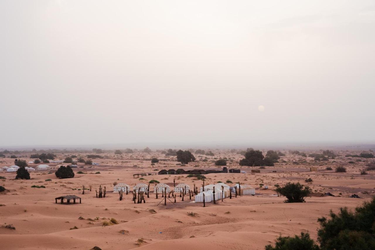 Riadsuerteloca Merzouga Hassilabied Екстериор снимка A camp in the desert