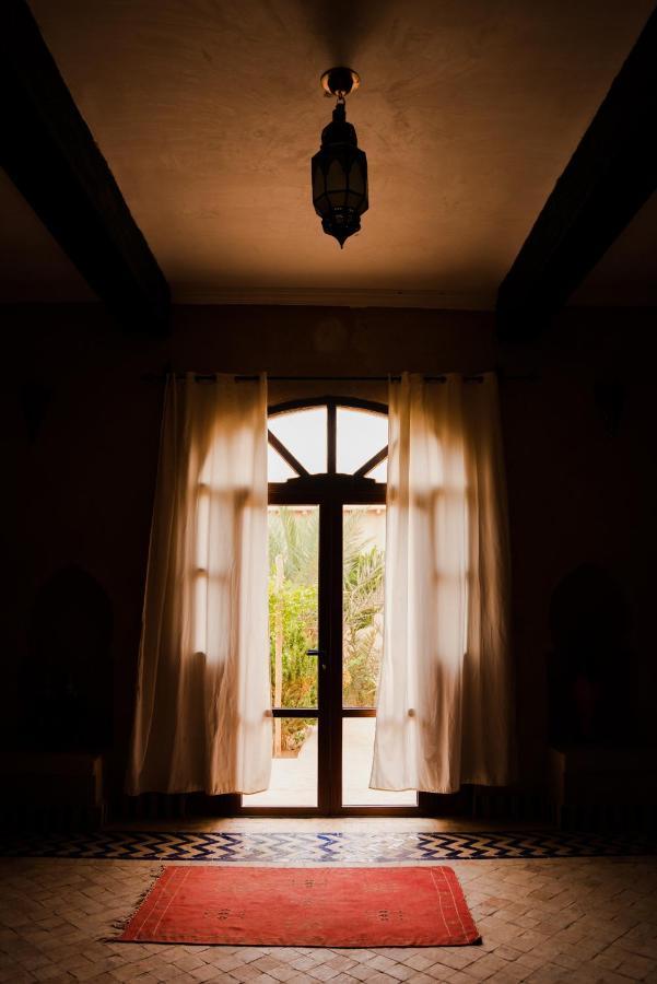 Riadsuerteloca Merzouga Hassilabied Екстериор снимка Window with curtains