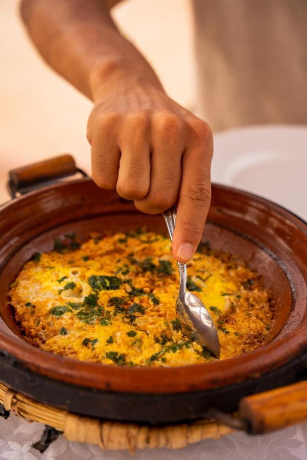 Riadsuerteloca Merzouga Hassilabied Екстериор снимка A pot of couscous