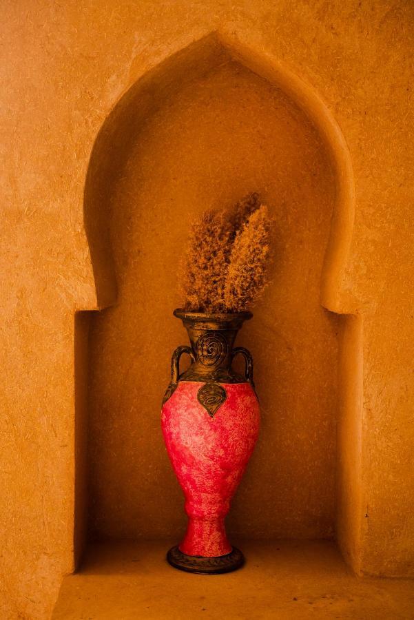 Riadsuerteloca Merzouga Hassilabied Екстериор снимка Incense burner in the temple