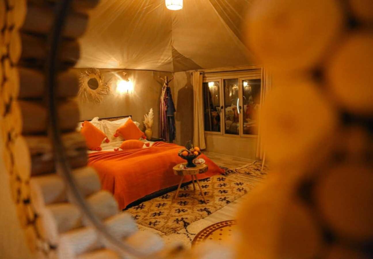 Riadsuerteloca Merzouga Hassilabied Екстериор снимка A bedroom in a luxury tent