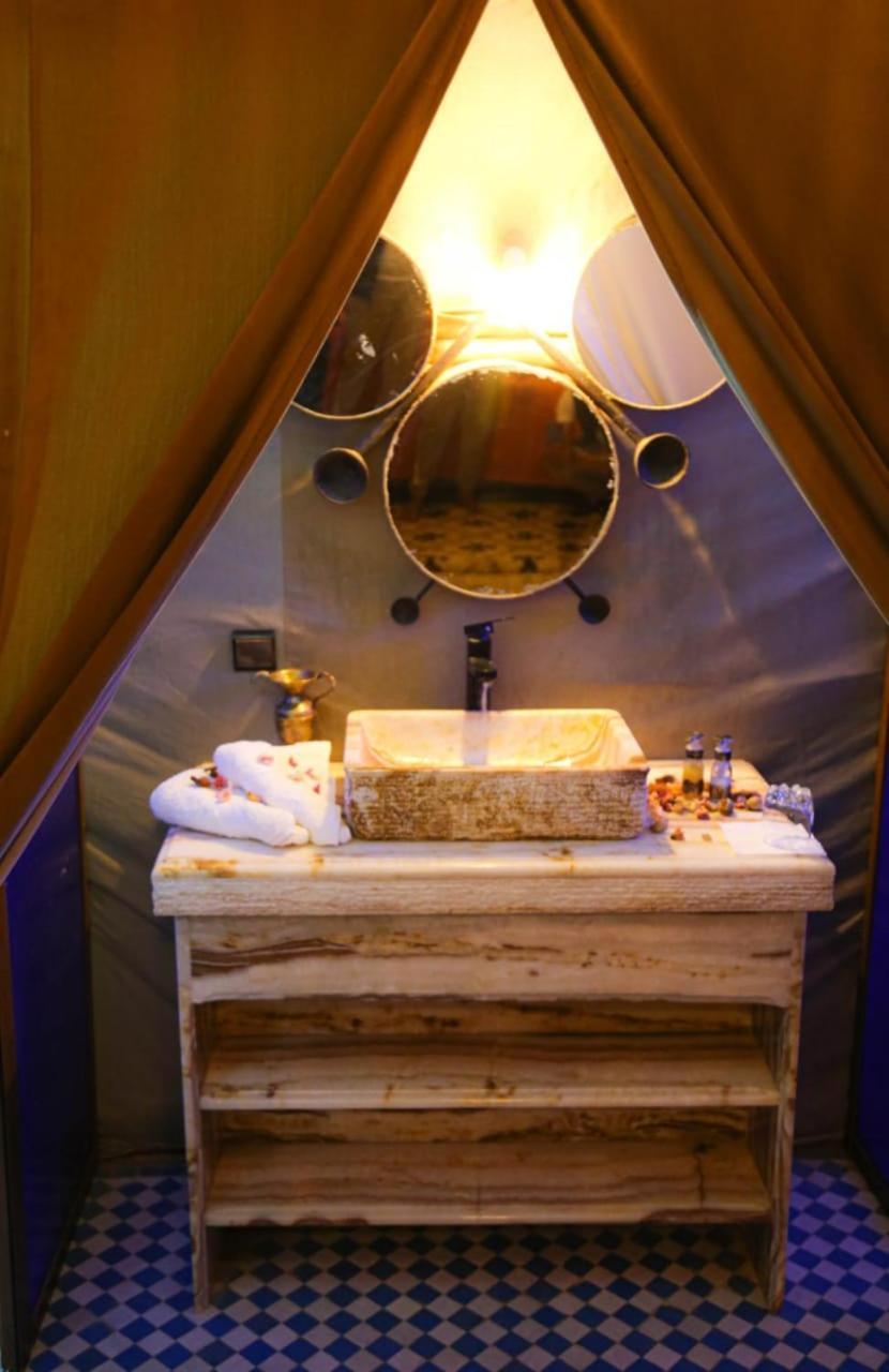 Riadsuerteloca Merzouga Hassilabied Екстериор снимка Bathroom in a tent