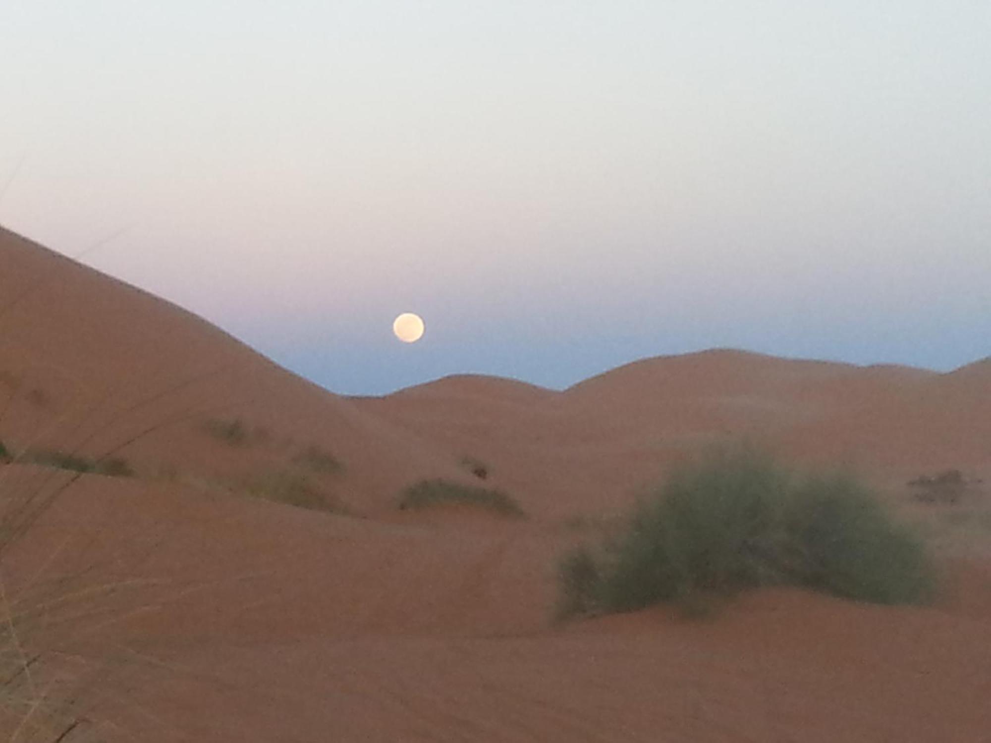 Riadsuerteloca Merzouga Hassilabied Екстериор снимка Moon over the dunes