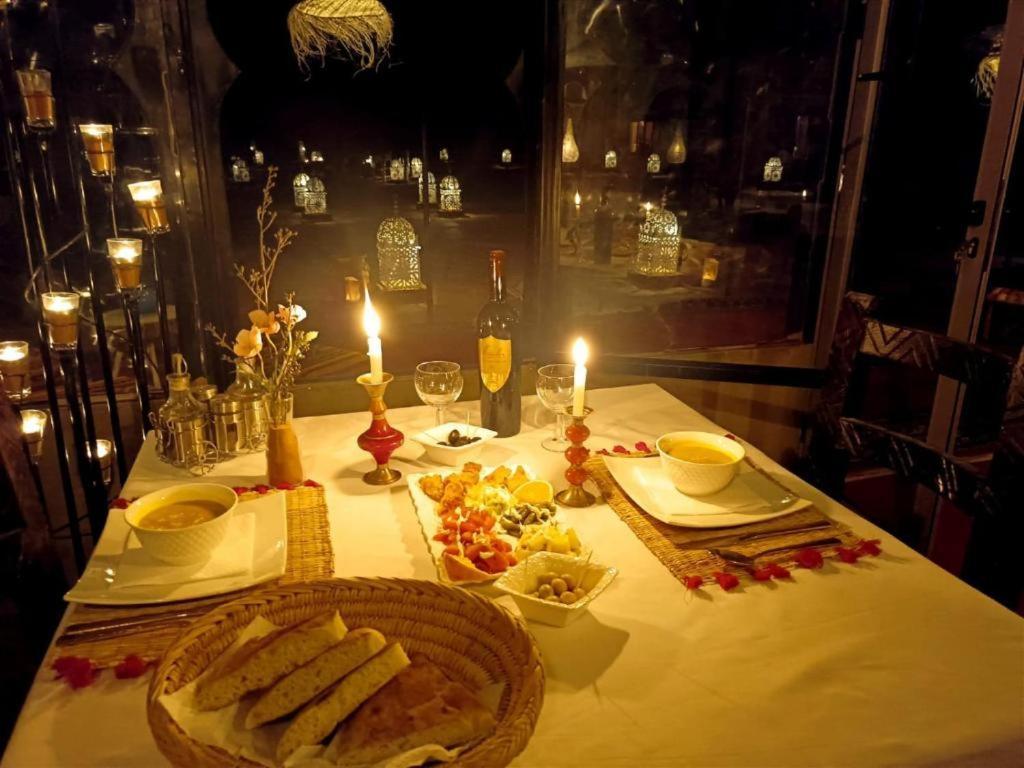 Riadsuerteloca Merzouga Hassilabied Екстериор снимка A romantic dinner