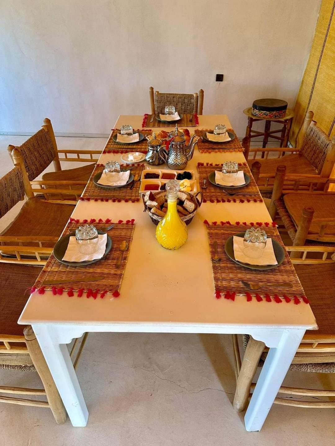 Riadsuerteloca Merzouga Hassilabied Екстериор снимка A table set for a meal