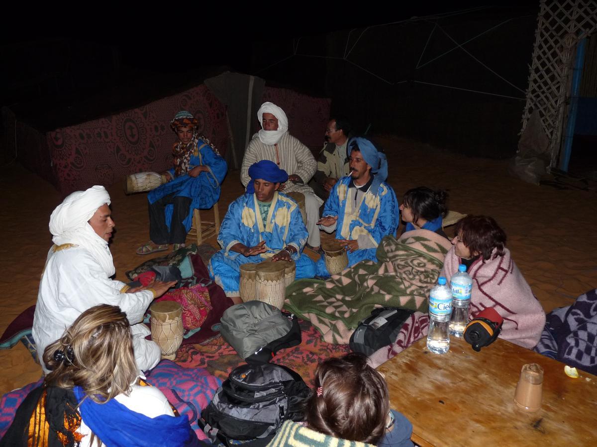 Riadsuerteloca Merzouga Hassilabied Екстериор снимка Gnaou musicians in a desert camp