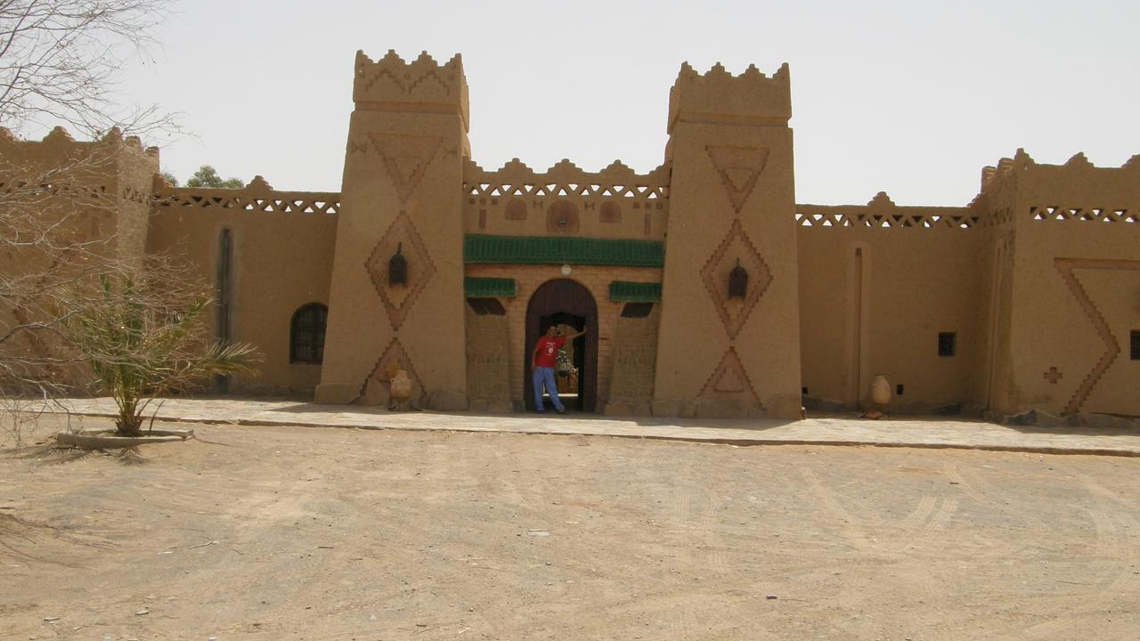 Riadsuerteloca Merzouga Hassilabied Екстериор снимка The palace of the sultan of the Kanembu Empire in the 19th century