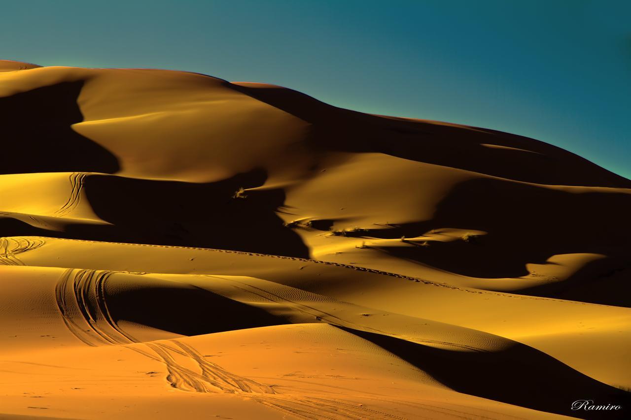Riadsuerteloca Merzouga Hassilabied Екстериор снимка Sand dunes in the Sahara