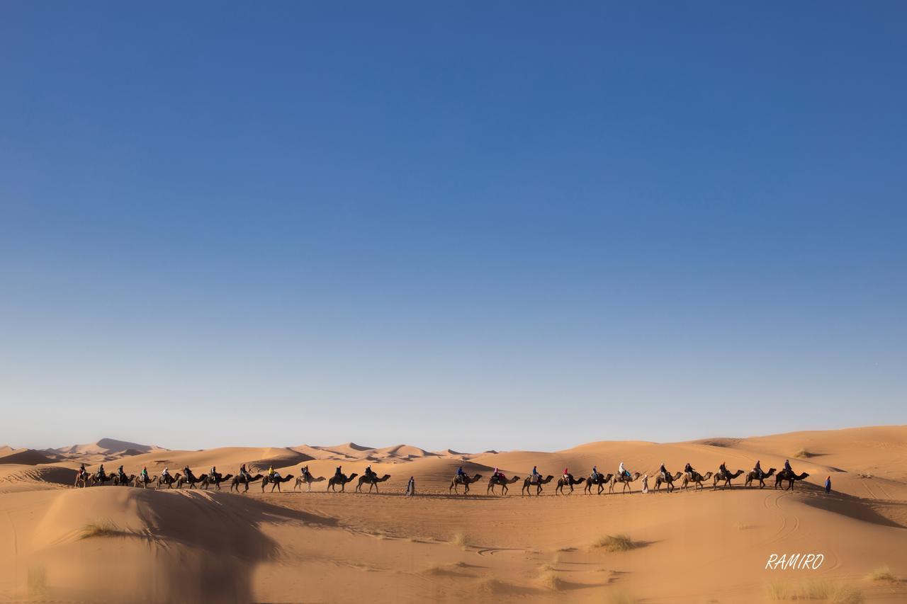 Riadsuerteloca Merzouga Hassilabied Екстериор снимка A caravan in the Sahara